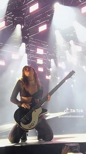 Victoria De Angelis Bass Solo Performance – Måneskin