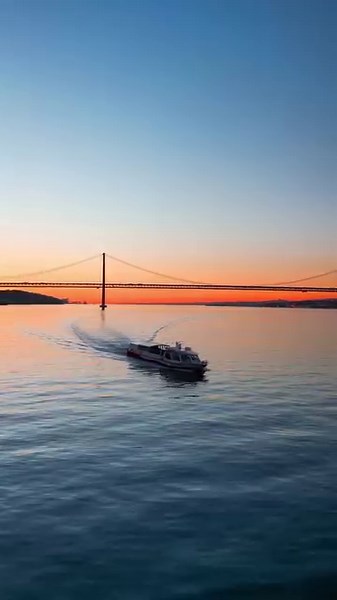 The Tagus River is the most important river in the south of Portugal. It flows through the heart of Lisboa, providing not only a source of water but also a source of beauty and history. — O rio Tejo é o rio mais importante a sul de Portugal. Flui até ao coração de Lisboa proporcionando não só uma fonte de água, mas também uma fonte de beleza e história. #VisitLisboa www.visitlisboa.com/ 📍 Elevador Panorâmico Boca Do Vento 📷 @chill_drone | Visit Lisboa