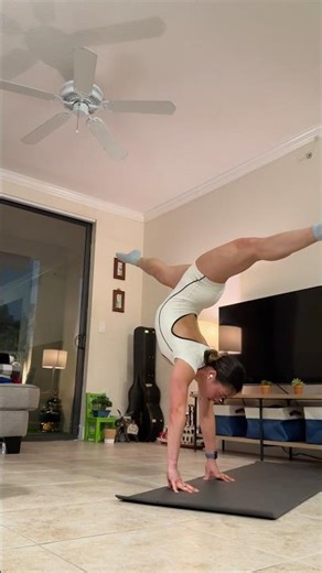 Standing press handstand but do it on the FINGERTIPS 💪 #calisthenics #presshandstand #challenge