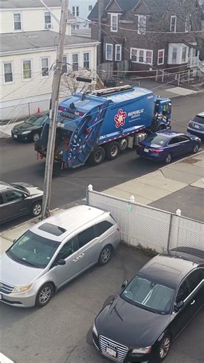 Big Blue Trash Truck 🗑