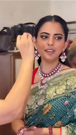 Isha Ambani’s Classic Saree Elegance 👑✨ | A Timeless Symbol of Grace & Heritage ❤️