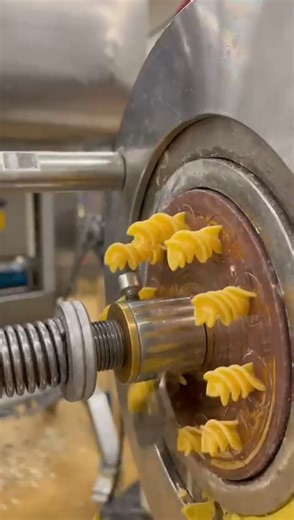 Looking for a quick, mess-free dinner that everyone will love? Fusilli is your go-to. Its fun spirals make it a favourite with kids - they can’t resist twirling them onto their forks! And the best part? It’s endlessly versatile. Whether you’re in the mood for a classic Tomato Sauce, a hearty Ragù, or a vibrant pesto, Fusilli embraces every sauce beautifully. Just pick your favourite and enjoy a delicious, comforting meal in under 5 minutes. 🍝✨ #FreshPasta #LaTuaPasta #Fusilli #ItalianCulture #I