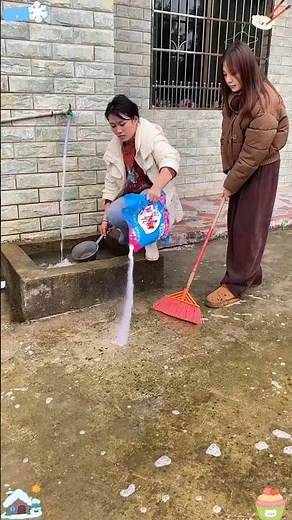 Smart Cleaning Hack! 😲🧽