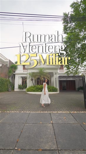 Karlina Kurniawati on Instagram: "Rumah Klasik Menteng Dijual / Disewakan Luas Tanah 1.049 m Luas Bangunan 1.200 m 2 storey 5 Kamar Tidur + study room 5 Kamar Mandi + powder room Dry kitchen Wet kitchen 3 Kamar ART & 1 Kamar mandi ART Garasi 2 mobil Carport 10 mobil Suitable for embassy Taman Luas & Swimming pool Hadap Barat Harga Sewa: 12.000 usd/month Harga Jual Rp 125 M Book private survey Karlina Remax Premier 08118184444 #rumahkarlina #rumahmenteng #rumahdijual #jualrumah #menteng"