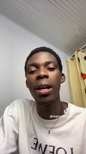 Photo en studio d'une jeune femme en jeans noir