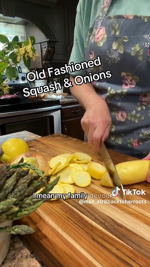 Delicious Old Fashioned Squash & Onions Recipe