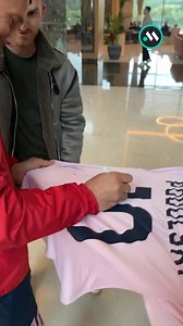 🎥 - Damian Stawicki ruszył 8 grudnia rowerem do Turcji, pokonując 2200 km 👏 Wszystko to dla Kazika, który walczy z chorobą ✊ Dziś spotkał się z Lukasem Podolskim 🤩 | Meczyki Studio