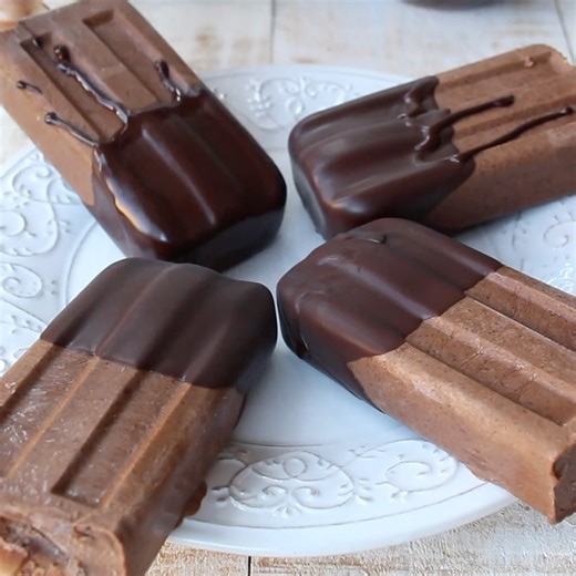 These easy sugar free fudgesicles are super chocolatey and deliciously creamy. | Sugar Free Londoner - Low Carb Recipes