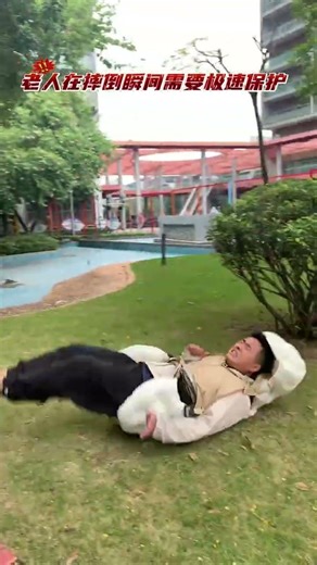 The importance of having protective gear when falling #fallproofvest #hightech #caringfortheelderly#
