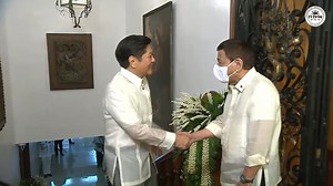 Si Pangulong Duterte ang unang opisyal na sumalubong sa pagdating ni president-elect Bongbong Marcos sa Malacañang para sa inagurasyon ngayong araw, June 30. #TheFilipinoTimes Video from Youtube: RTVMalacanang | The Filipino Times