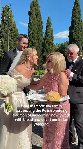 Polish wedding tradition: welcoming the bride and groom with bread and salt #polishwedding #wedding