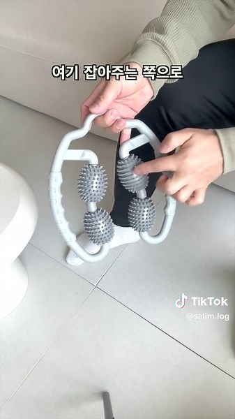 💁🏻‍♂️ 다이소인데, 물리치료사가 추천하는 마사지기 바로 소개합니다. 1️⃣ 롤러형 다리마사지기입니다. 이렇게 종아리에 끼고, 위 아래로 마사지 하면 됩니다. 생각보다 압박강도가 쎄서 뭉친 근육이 잘 풀리는 느낌입니다. 더불어 가운데 여기 잡아주는 쪽으로 갈 수록 압박이 더 강해져 이렇게 깊게 끼워 마사지하면 더 효과가 좋습니다. 이렇게 뒷종아리를 풀고 싶으면 뒤에서 끼워주면 됩니다. 종아리 뿐 아니라 허벅지도 이렇게 마사지할 수 있습니다. 2️⃣ 다용도 마사지기입니다. 이렇게 다리가 4개가 있어 목 뒤쪽으로 끼워주고 날개를 살짝 당겨주면 목 주변 근육을 풀어줍니다. 이렇게 위에서 아래로 조금씩 내려가며 목 주변을 마사지하기 좋습니다. 뿐만 아니라 이렇게 고개를 살짝 뒤로 젖혀주면 더 시원한 느낌을 받습니다. 이렇게 바닥에 내려놓고, 약간 뒤통수쪽에 놓고 누워보세요. 그리고 이렇게 살짝 고개를 도리도리하면 더 편리하게 마사지할 수 있습니다. 3️⃣ 발바닥 지압마사지기입니다. 이