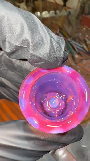 Up for grabs! 18mm— Telemagenta honeycomb Removable screen with high air flow Any start, any increment (Must confirm age) Ending tonight ❤️ | Steve Hulsebos