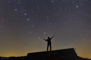 A Skywatcher Shows You Where to Find the North Star (Photo)