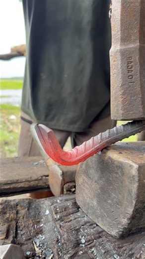 Look at this blacksmith making a crowbar in the shape of a snake, which he uses to pull out nails.