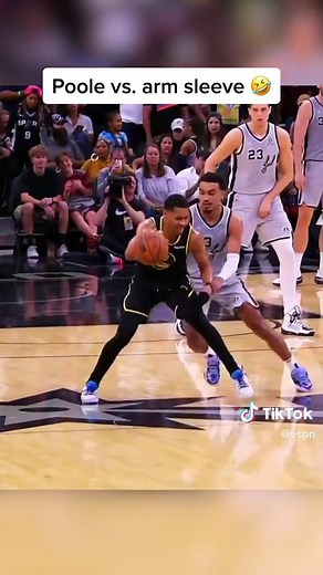 When Jordan Poole slipped on his arm sleeve 😂 #nba #basketball #warriors #slip #sleeve #jordanpoole