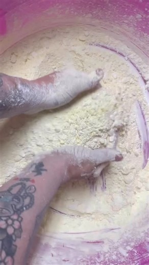Leigh Rooks on Instagram: "Powder play #asmr #gymchalk #powderplay"