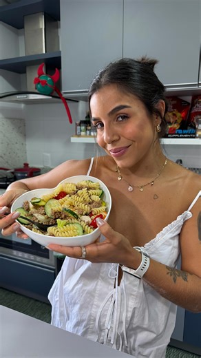 Bruna Vilaverde on Instagram: "BALDÃO DE SALADA COM 250kcal 💜 Quem disse que não pra comer macarrão na dieta? Por aqui a nutri libera por que o segredo tá na quantidade e no acompanhamento ✅ Já envia pra amiga que quer emagrecer em 2026 comendo muitoooooo bem 💜"