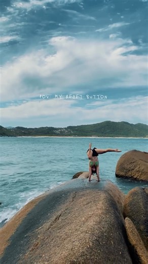 ART.MONIC.S | Acrobacias | Entrenamiento on Instagram: "POV: my reset button ✨ Quando tudo fica barulhento demais, eu volto para o simples: respirar, sentir o corpo, inverter o olhar e lembrar quem eu sou. 🌿 ——————————————————————————— Cuando todo se vuelve demasiado intenso, vuelvo a lo simple: respirar, sentir el cuerpo, cambiar la perspectiva y recordarme quién soy. 🌿 #ParadaDeManos #Handstand #MovimientoConsciente #Floripa #ArtMonicS"