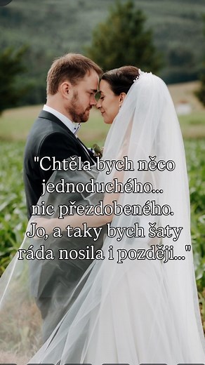 Minimalistické splývavé svatební šaty s krajkovým topem, které by se později upravily na společenské šaty... S touto prosbou se na mě obrátila Terka a já z toho měla obrovskou radost... 🤩✨️❤️ Nejen kvůli tomu, že miluju šít šaty s vizí budoucí využitelnosti, ale také kvůli tomu, že se osobně známe. Terka je totiž moje sousedka a na zkoušky mi chodila doslova v papučích... Terka si přála splývavé základní šaty na ramínka bez ozdobení s tím, že šaty dozdobí krajkový top. Vybrala si krásnou abstra