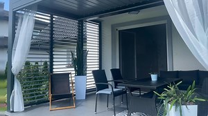 Pergola o rozmiarach 4 x 3 m z zabudową bocznymi panelami z frontowym zipem. https://ruchomedeseczki.pl/ 📞☎️ 451615351 📧 e-mail: j.klimkiewicz@ruchomedeseczki.pl #ruchomedeseczki #taras #ogród #design | Ruchome deseczki