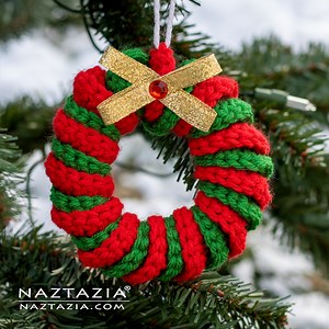 Ever crochet ornaments before? This crochet curly wreath ornament works up fast and easy! | Naztazia