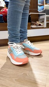 ¡Estilo y diversión en cada paso! ✨ Descubre los nuevos Zapatos Deportivos para Niñas de Kickers, el complemento perfecto para sus looks de estas fiestas decembrinas. 🎄 Desde las más pequeñas hasta las más grandes, tenemos el modelo ideal con la calidad y resistencia que nos caracteriza. ¡Comodidad Para Todo tipo de aventuras! 👧✨ 📏 Disponibles desde la talla 29 hasta la 40. ➡️ Consíguelos a Nivel Nacional en todas nuestras tiendas aliadas a nivel nacional. También disponibles en nuestras tien