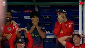 Absolute scenes off the last ball in the MLC 🫣 Washington need one to win. Glenn Phillips is on strike, with Andre Russell bowling. And then... | 7Cricket