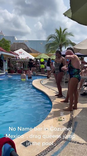 Drag queen swimming, full drag