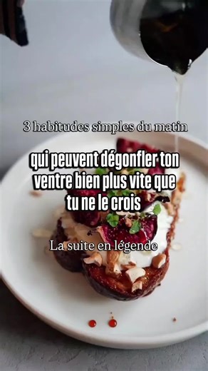 Si tu veux comprendre ton corps et dégonfler ton ventre sans régime ni frustration… Abonne-toi 🌸 Je partage chaque jour ce qui change vraiment la vie des femmes 🌸 Voici les 3 habitudes simples : 1. Étirements lents au réveil Torsions douces du buste, étirement du dos, ouverture de la cage thoracique. Cela masse les organes digestifs, libère les tensions et aide les gaz piégés à circuler. C’est l’un des moyens les plus rapides pour soulager le ventre gonflé dès le matin. 2. Un verre d’eau tiède