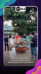 IMAGINA ISSO NO SEU CASAMENTO?✨ O Matheus, da dupla Matheus & Kauan, apareceu de surpresa em uma cerimônia na praia e fez TODO MUNDO se emocionar ao cantar “O Nosso Santo Bateu” pra um casal que estava se casando! 💍🌊 #Casamento #ONossoSantoBateu #MatheusEKauan #RádioDisneyBrasil | Rádio Disney Brasil