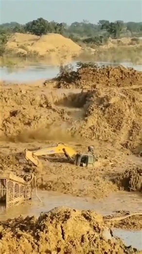 Video blur Excavator terseret longsor #viral #fyp #excavator #mobil #truk #alatberat