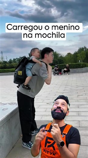 Rafael Fityk on Instagram: "Curti essa maneira improvisada de carregar crianças!"
