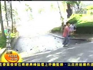 Tsunami in Patong Beach Phuket, Thailand 26.dec. 2004 (very rare Video)