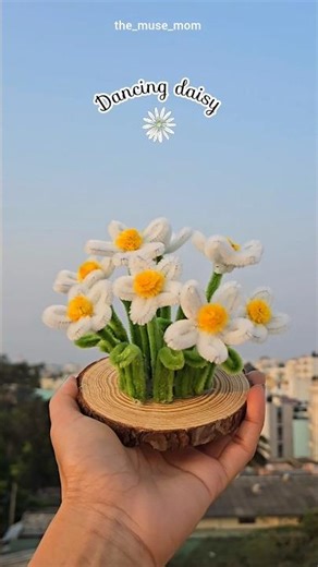 Pipe cleaner dancing daisy💃🌼 #daisy #pipecleanercrafts #handmadeflower #viralshorts #craft #flowers