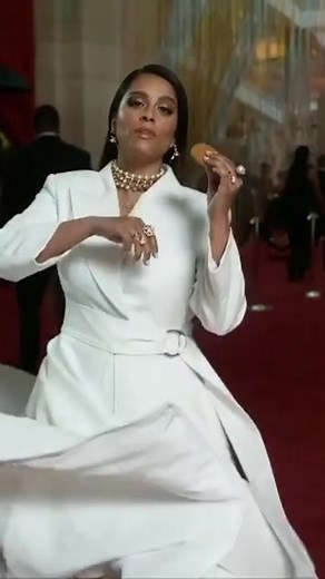 That time I ate a cookie on the #oscars red carpet because I was so hungry. I’m just thinking with my….stomach.