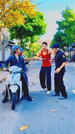 The fooled thief police man ! #viral #usa #shorts