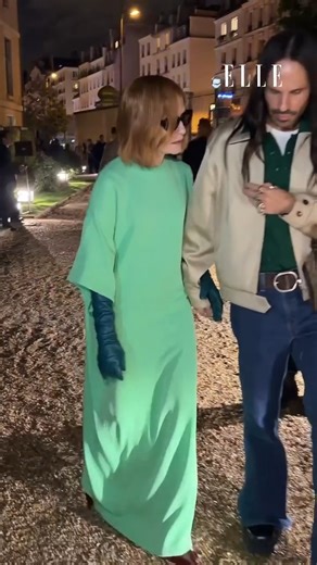 Anne Hathaway et Isabelle Huppert complices au défilé Balenciaga 😍 | ELLE