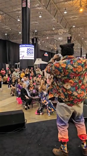 iAmMoshow🌟(The Cat Rapper ™ 😼) on Instagram: "At the @cfacats performing for my cat people, thank you for all the support! Having a great time! Cat People stand up! #TheCatRapper #CFA #MoGang"