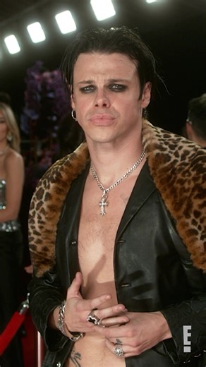 We don't think we're ok after seeing YUNGBLUD and Jesse Jo Stark in the #Glambot. 😍 #AwardsSeason#Grammys