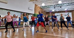 No tengp derechos de la musica. Esta cancion es deliciosa y hoy se las compartimos con otra versión de coreografía simple ,despues de años de no escucharla ni bailarla.🥰🕺🎶🎼🎵! | Tu espacio fit & party social club be master David