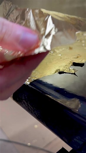 Flower worktop anyone❓ I'm so happy with this counter top for @loveallthingsquirky. I can't believe it's taken this long to combine my paintings and resin tables like this but I absolutely love it! I'm kind of fully booked but if anyone wants to commission a dining table or big coffee table like this I'd be open to it 😜_________ #blanddesign #resin #resinart #epoxyresin #goldleaf #gilding #goldart #goldleafart #goldpainting #flowermural #flowerpainting #bespoketable #flowers #ukartist #artlover