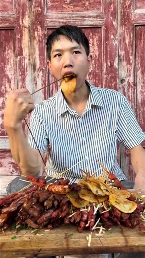 烧烤摊前大口开吃，烤串配米饭真香