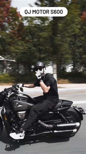 QJMOTOR.KG on Instagram: "闪600 V4 Cruise (2026款) - Мотор：561 см³ 90° V4 жидкостного охлаждения DOHC, 68 л.с. (50 кВт) / 10500 об/мин, 54 Н·м / 8000 об/мин, 6-ступенчатая механическая коробка передач + скользящий сцепление, ременная передача Gates - Шасси：Передняя амортизация Marzocchi наклонная регулируемая, задняя двухствольная с регулируемой предварительной нагрузкой; Передние два диска диаметром 300 мм + радиальные четырехпоршневые суппорта, задний диск диаметром 260 мм + однопоршневой суппор