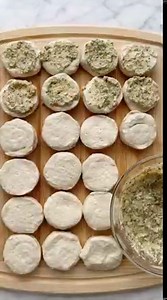 2M views · 18K reactions | This one goes out to all the cheesy-bread lovers 燎 https://www.kensfoods.com/recipes/caesar-pull-apart-bread | Ken's Steak House Dressings | Facebook