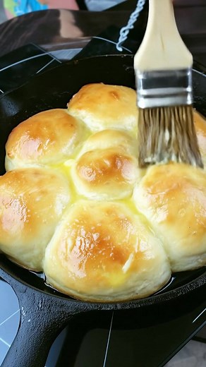 "My mother made these rolls for as long as I can remember. She made them for friends and family. They are easy to make and very light and fluffy." Recipe in First Coʍmеոτ 👇 | Easy Recipes