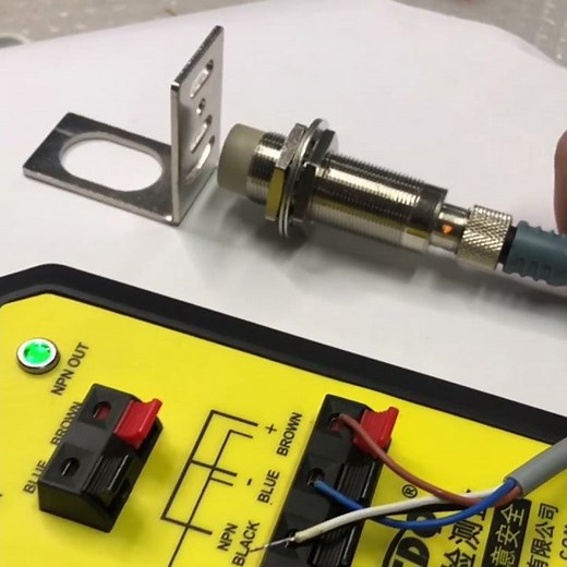 Inductive proximity sensor non-flush M18