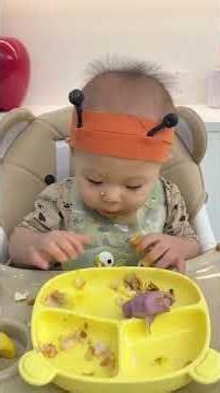 12-month-old baby's immersive self-feeding #Cute Baby Foodie #feedingintolerance