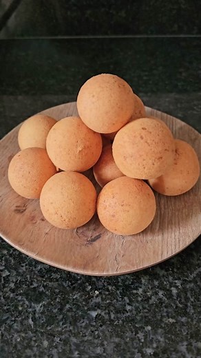 Hoy empiezan las novenas y con ellas, LA COMELONA🤤. Sin duda alguna los BUÑUELOS no pueden faltar y hoy te traigo mi receta INFALIBLE y definitiva. Guárdala y compártela, ¡luego me agradeces!😋😉 📝INGREDIENTES: ⚠️IMPORTANTE USAR GRAMERA O TAZAS MEDIDORAS. - 250 gr o 2 tazas de queso costeño. - 200 gr o 1 taza y 1/2 de colmaíz buñuelos o si usas sólo fécula de maíz, aumentar 10 gr de azúcar a la receta. - 63 gr o 1/3 de taza 1 Cda de almidón de yuca agrio. - 20 gr o 2 Cdas de azúcar blanca. - 1