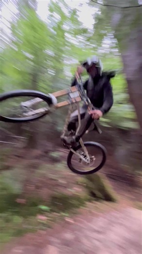 DH bike finally doing DH things #downhill #fod #tech #commencalbikes #foxsuspension @amelie🚲 @Ben Sanders